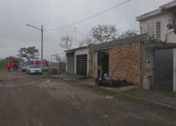 Se intoxica mujer y menor al incendiarse casa