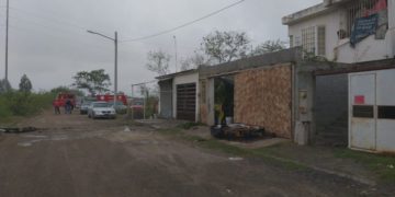 Se intoxica mujer y menor al incendiarse casa