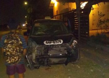 Muere motociclista al chocar con taxi