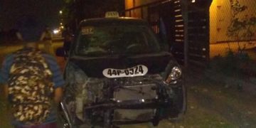 Muere motociclista al chocar con taxi