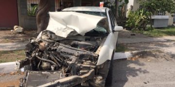 Se lesiona mujer al causa choque