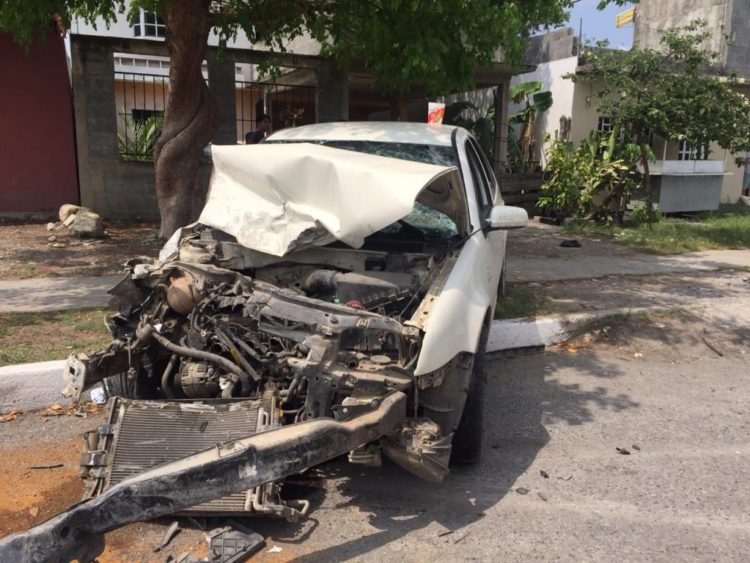 Se lesiona mujer al causa choque