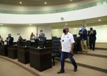 Reconocen en el Congreso a taxista que brinda servicio de transporte gratuito a personal médico