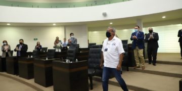 Reconocen en el Congreso a taxista que brinda servicio de transporte gratuito a personal médico