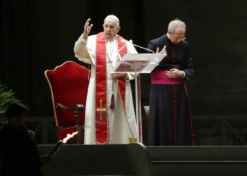 Papa Francisco realiza Viacrucis sin feligreses en la Plaza de San Pedro
