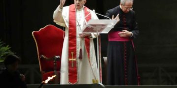 Papa Francisco realiza Viacrucis sin feligreses en la Plaza de San Pedro