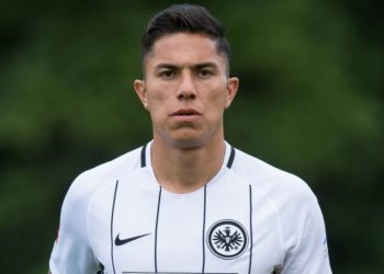 Carlos Salcedo entrena fuerte, sin conos y al aire libre