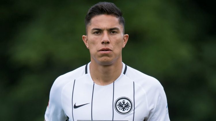 Carlos Salcedo entrena fuerte, sin conos y al aire libre