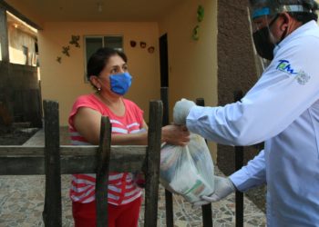 Entrega Ayuntamiento de Victoria despensas en Colonia Azteca 2