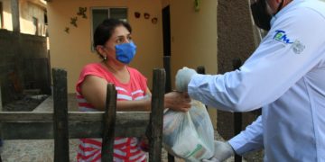 Entrega Ayuntamiento de Victoria despensas en Colonia Azteca 2