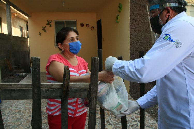 Entrega Ayuntamiento de Victoria despensas en Colonia Azteca 2