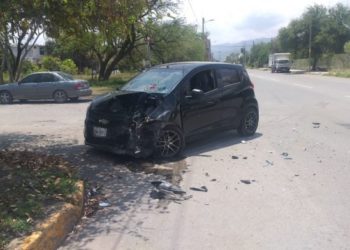 Considerables daños deja aparatoso choque