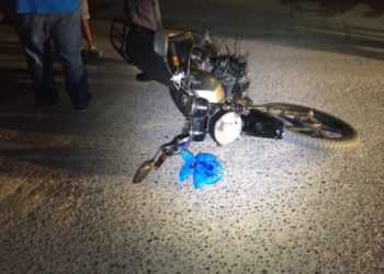 Jovencita se lesiona al chocar motocicleta contra camioneta