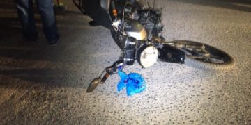 Jovencita se lesiona al chocar motocicleta contra camioneta
