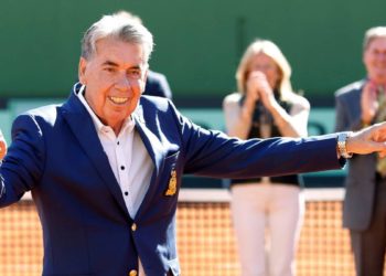 Premian a Manolo Santana con el mayor galardón del tenis mundial