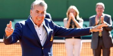 Premian a Manolo Santana con el mayor galardón del tenis mundial