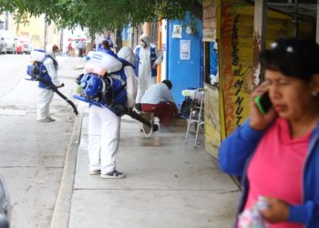 Sigue sanitización de espacios públicos en Victoria.