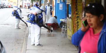 Sigue sanitización de espacios públicos en Victoria.