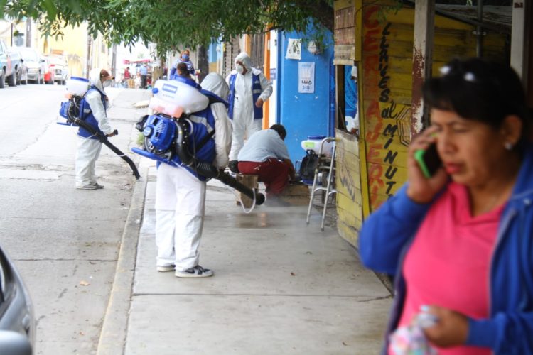 Sigue sanitización de espacios públicos en Victoria.