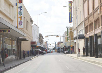 Inicia en Texas apertura gradual de negocios