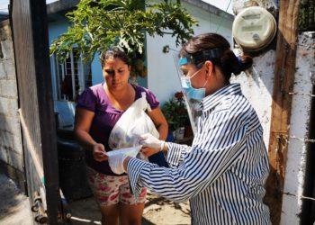 Llevan apoyo alimentario a familias vulnerables de Victoria