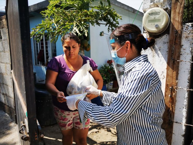 Llevan apoyo alimentario a familias vulnerables de Victoria