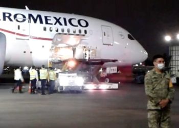 Llega a México tercer vuelo de China con insumos para combatir Covid-19