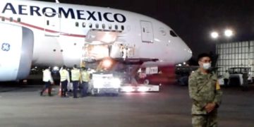 Llega a México tercer vuelo de China con insumos para combatir Covid-19