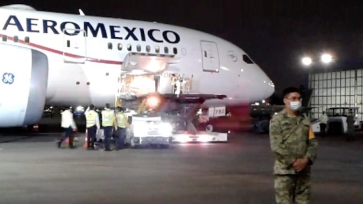 Llega a México tercer vuelo de China con insumos para combatir Covid-19