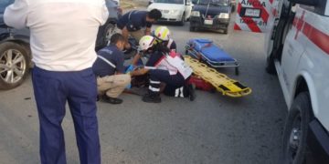 Motociclista acaba internado en Hospital tras chocar