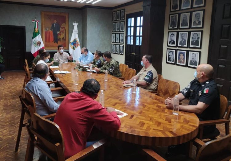 Acuerdan alcalde Mario López y autoridades militares redoblar esfuerzos en la batalla contra el COVID-19