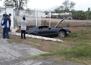 Automóvil cae a canal y chofer resulta lesionado