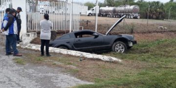 Automóvil cae a canal y chofer resulta lesionado