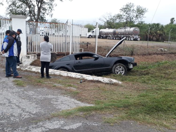 Automóvil cae a canal y chofer resulta lesionado