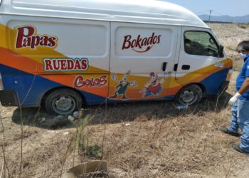 Vuelca camioneta de frituras y chofes sale lesionado