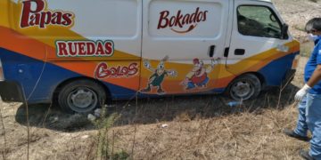 Vuelca camioneta de frituras y chofes sale lesionado