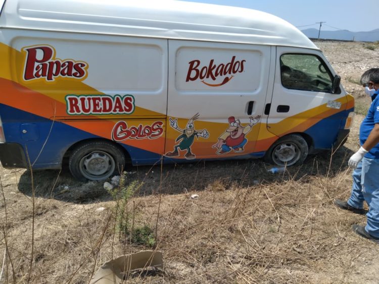 Vuelca camioneta de frituras y chofes sale lesionado