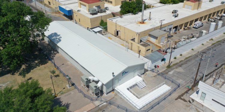 Entrega Gobernador a Nuevo Laredo Clínica Móvil para Covid-19