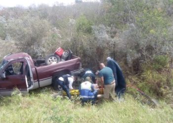 Vuelca camioneta y conductora se lesiona