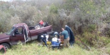 Vuelca camioneta y conductora se lesiona