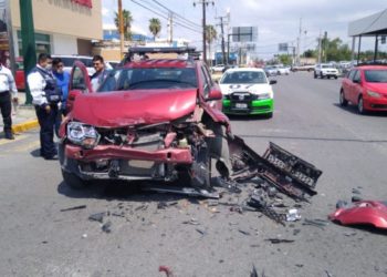 Graves daños materiales en accidente vehicular