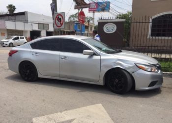 Chofer omite señal de alto y causa choque