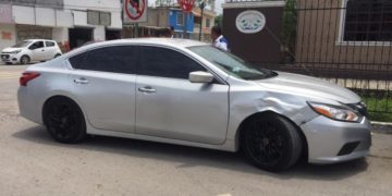 Chofer omite señal de alto y causa choque