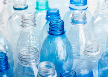 Crean enzima que lograría desintegrar las botellas de plástico