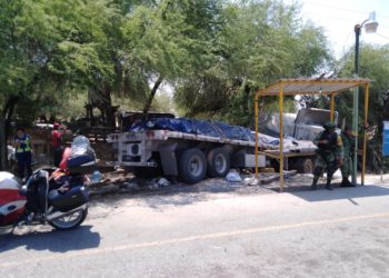 Tráiler sin frenos a punto de causar tragedia en retén militar