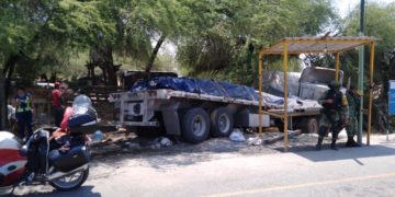 Tráiler sin frenos a punto de causar tragedia en retén militar