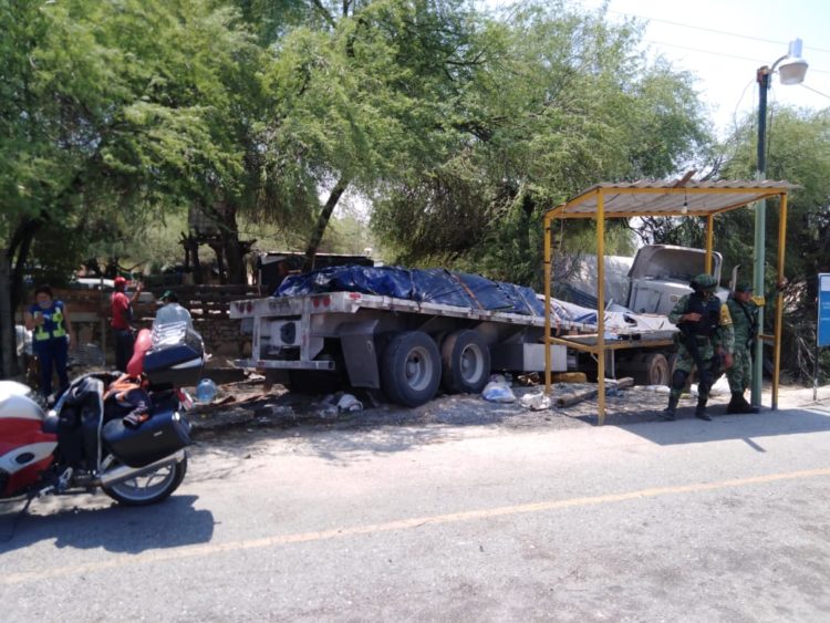 Tráiler sin frenos a punto de causar tragedia en retén militar