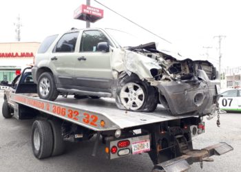 Camioneta sin frenos derriba portón