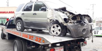 Camioneta sin frenos derriba portón