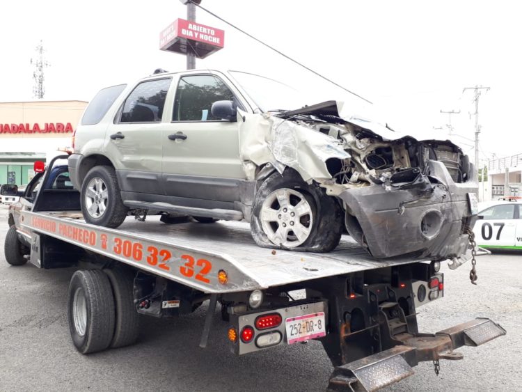 Camioneta sin frenos derriba portón